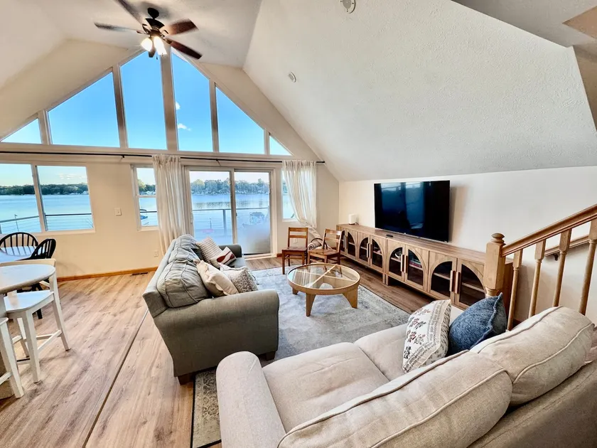 Luxury Lakefront Stay • 20 Min to Notre Dame - Image 1