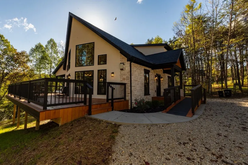 Shay's Western Luxury Retreat - Image 1