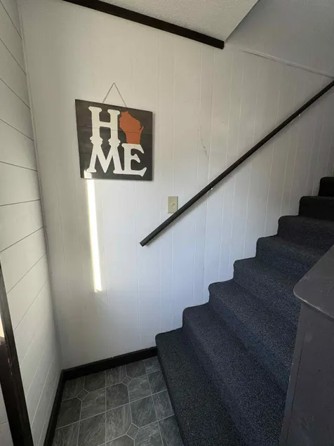 Upstairs Mainstreet Apartment - Image 1