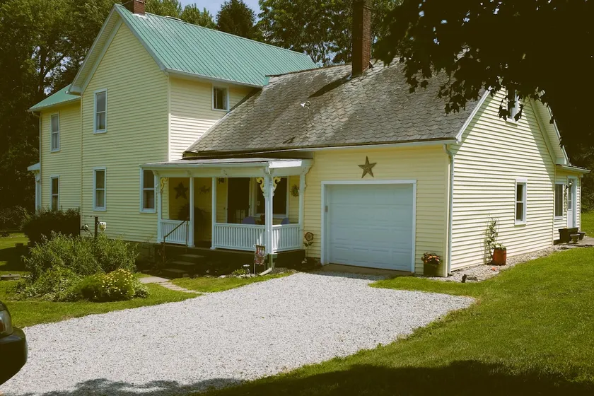 Beautiful, Spacious Farmhouse Retreat in Lancaster - Image 1