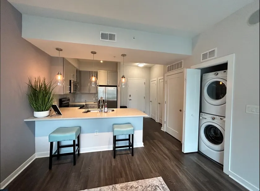 Prime Location with 360 Views of the City! - Image 1