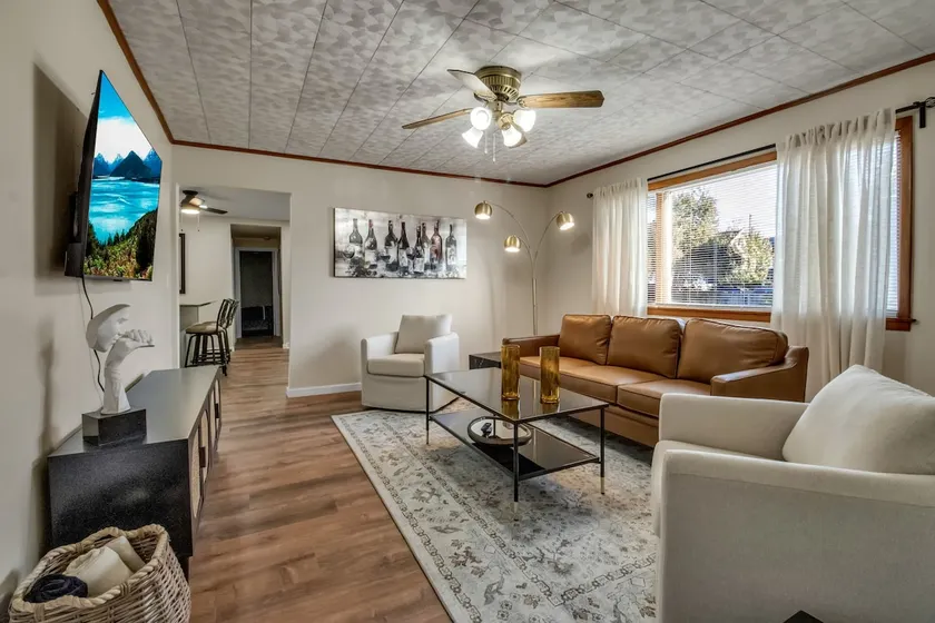Cozy 3 Bed, Central A/C - GREAT Location! - Image 1