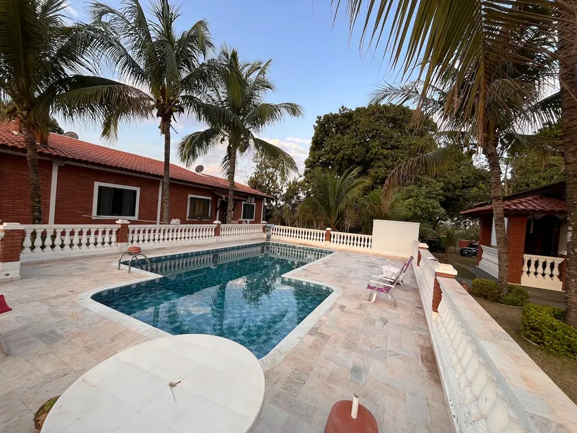 Ranch with 5 suites, pool and green area - Image 1