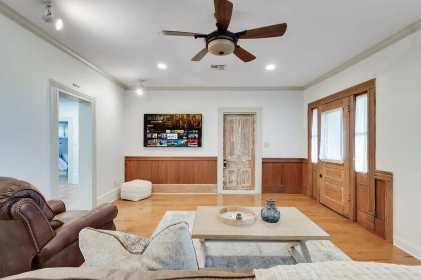Prime Country Farmhouse + Sleeps 8 - Image 1