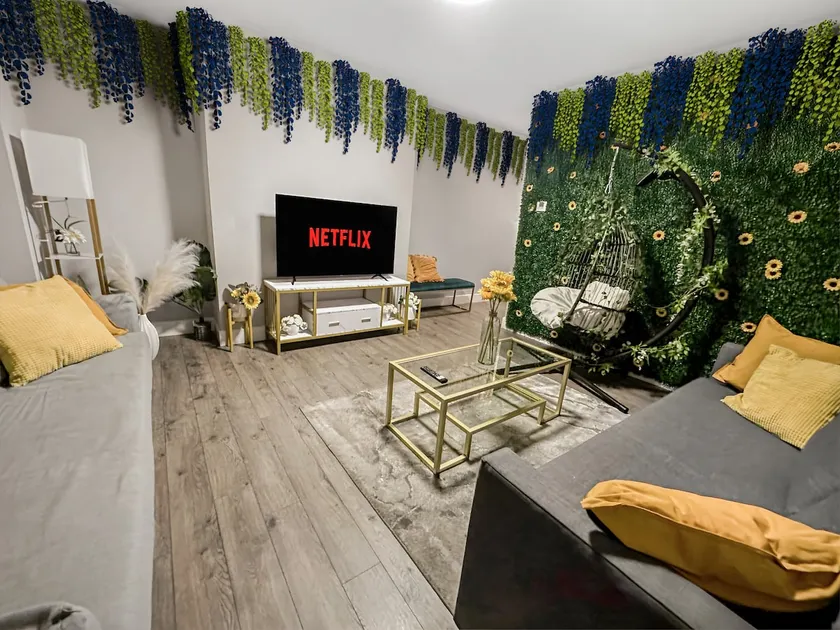 Spacious 2BR | 5 Beds | Walk to UPenn - Image 1