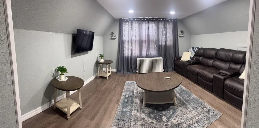 The Cozy Highrise - 3rd floor walkup Apartment - Image 1