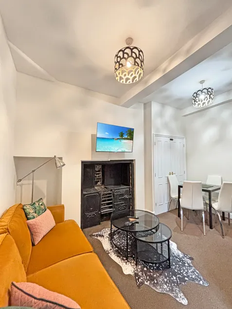 Spacious Central Ground Floor Sleeps 6 - Newark Town Centre - Free Parking - Amaya Twelve - Image 1