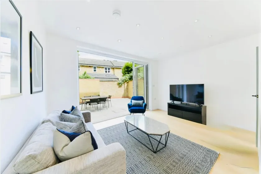 Canary Wharf House with Panoramic Rooftop - Image 1