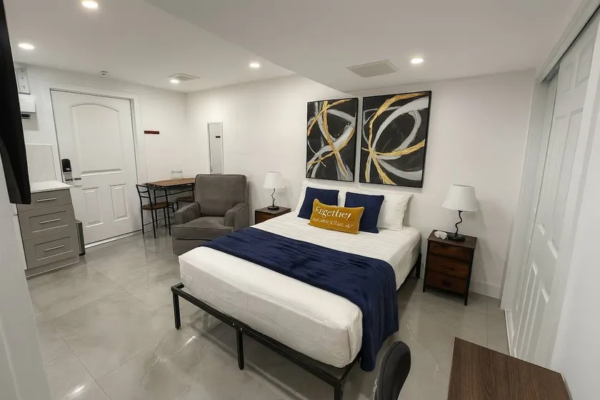 Stylish Sunrise Studio | Private & Parking - Image 1