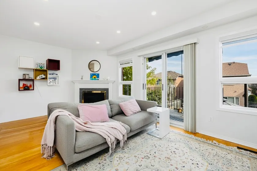 Bright 3BR Home in Richmond Hill free parking - Image 1