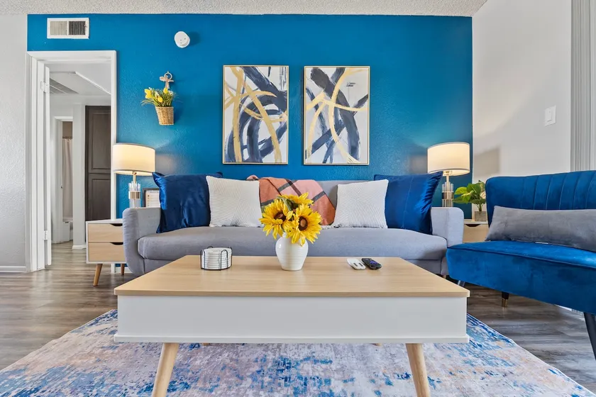 Designer Retreat - King Bed, Pool, Gym - Image 1