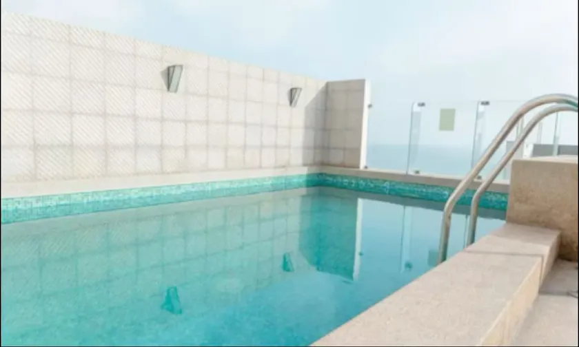 House with private indoor parking - Image 1