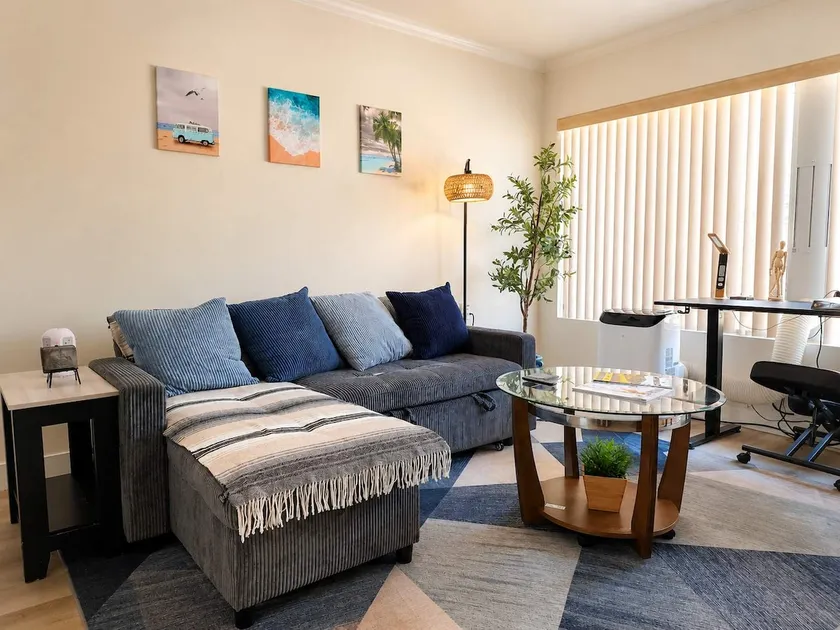 Bright & Stylish Condo in Downtown Long Beach - Image 1