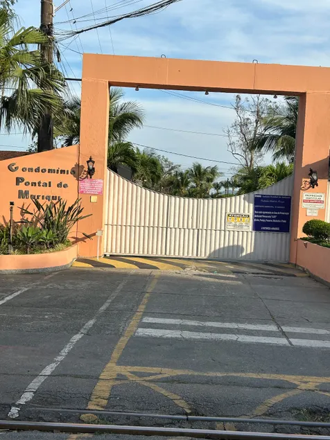 Duplex house in front of the beach in a gated community - Image 1