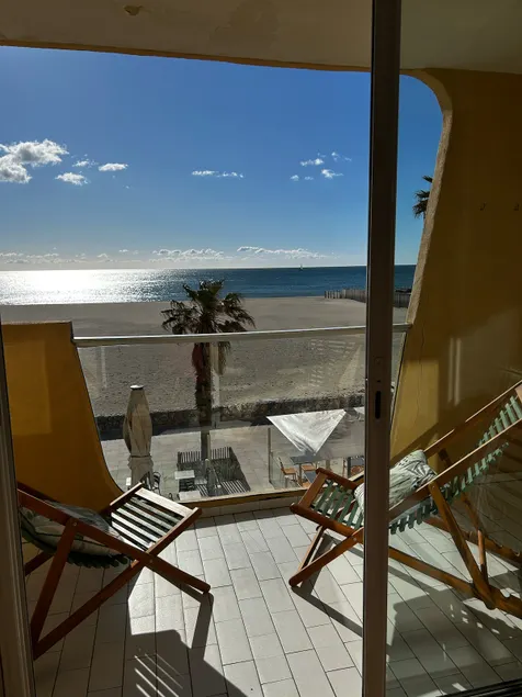 T3 Facing the sea - Image 1