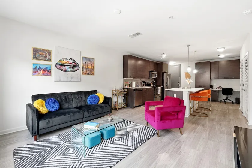 1BR Off Beltline- Pool, EV charging & Free Parking - Image 1