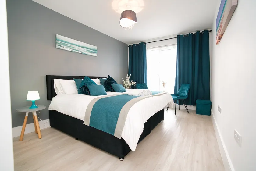 Milton Keynes new 5-Bedrooms 14guests Contractor family holiday Free Parking - Image 1