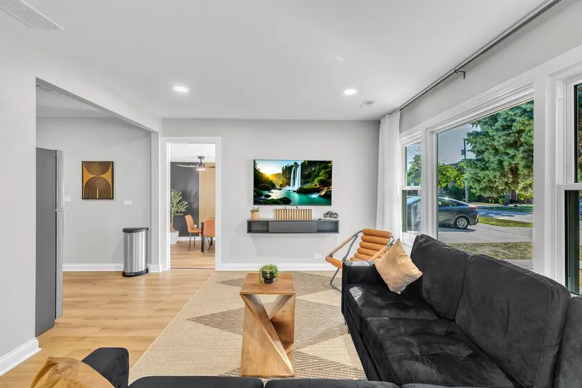 Stylish 3BR Near O’Hare Airport Retreat - Image 1