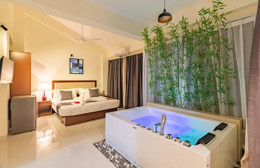 Jacuzzi suite near the beach, Charvi - Image 1