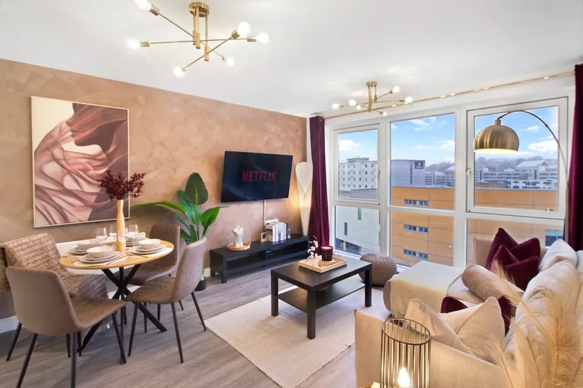 Stylish 2 Bed Apartment in Central Hemel, Parking - Image 1