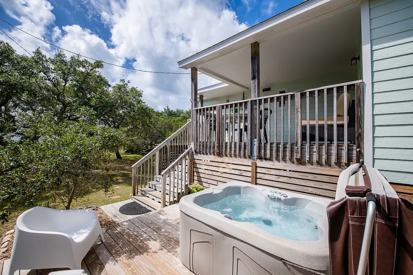 Pet Friendly Treehouse Getaway HOT TUB and yard - Image 1