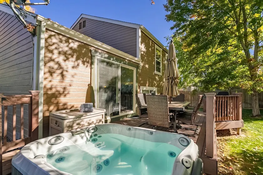 Red Rocks Landing | Hot Tub • Yard • BBQ • Garage - Image 1