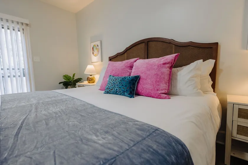 Centrally Located King Bed Midtown Liberty 2695 - Image 1