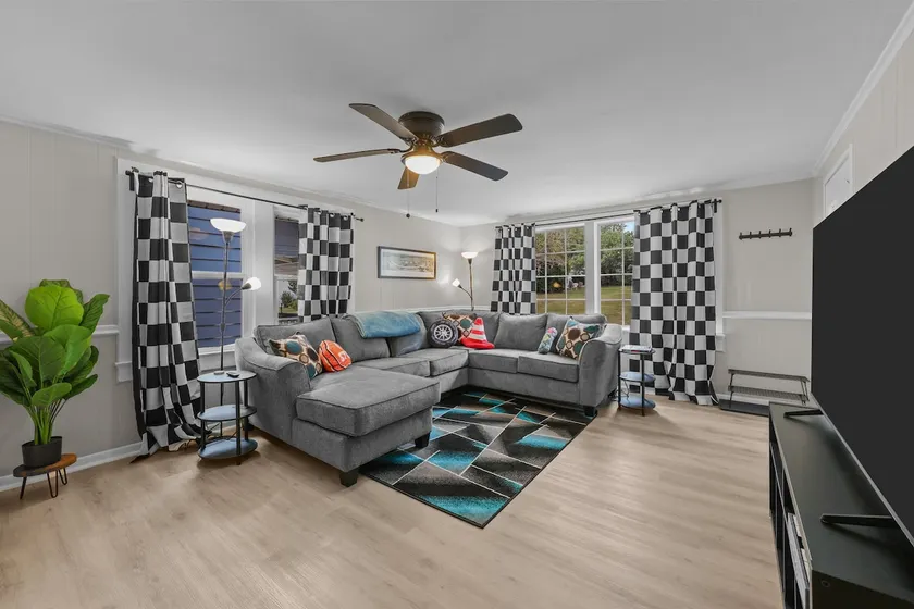 2BR Near Motor Speedway - Deck - Sleeps 6 - BBQ - Image 1