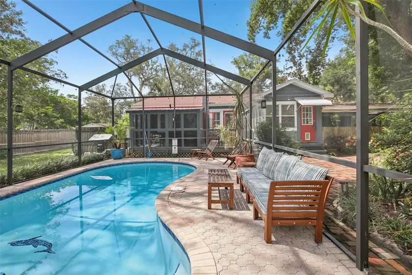 Relax & Explore in a Private heated pool - hot tub - Image 1
