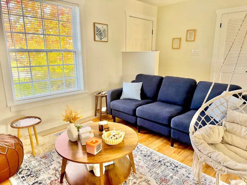 Modern 2BR Apartment • Quiet • Near Hospital/Shops - Image 1