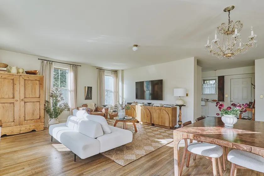 Light filled Apartment in Historic Hotel - Image 1