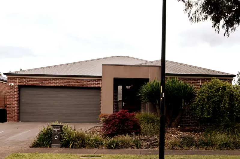 South Morang 4BR Gem: Sprawling Yard + Parking - Image 1