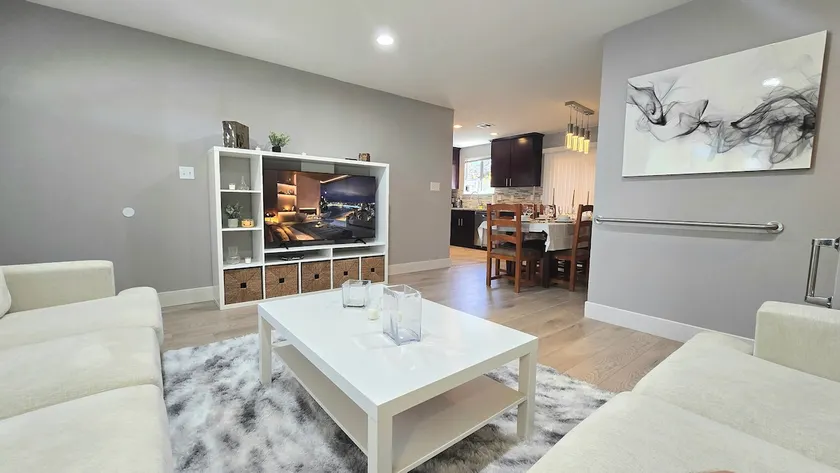 Bright & Stylish 4BR House with Hot Tub - Image 1