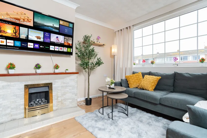 Open Mind Property - Hottub, Sleeps10 & Parking - Image 1