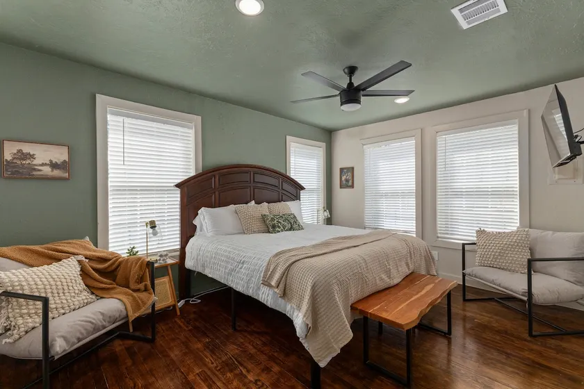 Bright & Charming Gothic Garden Getaway in Bryan - Image 1