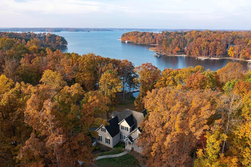 Spacious 6-bedroom waterfront w/incredible views - Image 1