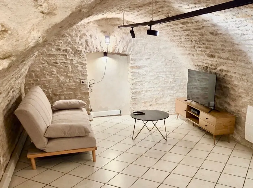 Charming, cool 6-bed apartment - Image 1