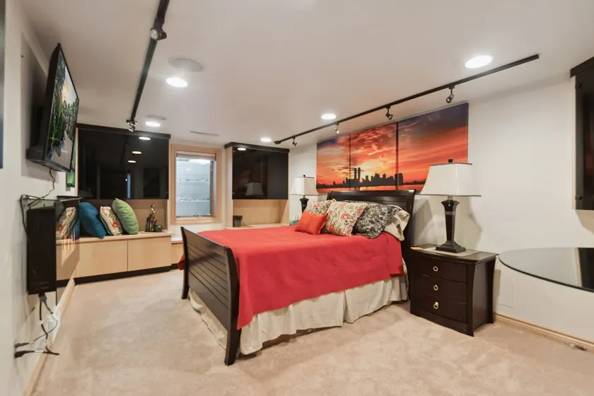Stylish, Cozy Lower Suite in Quiet Neighborhood - Image 1