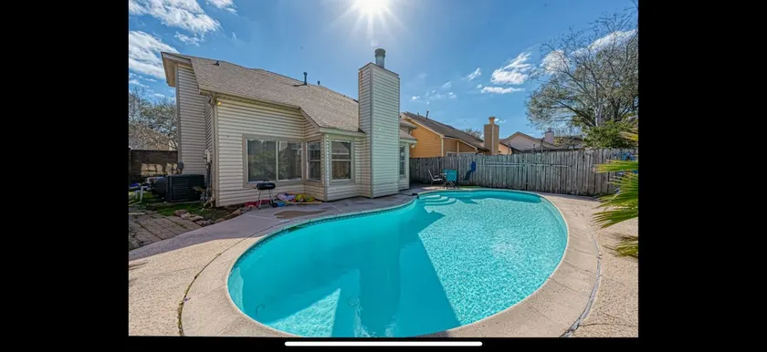 Charming West Houston home with pool - Image 1