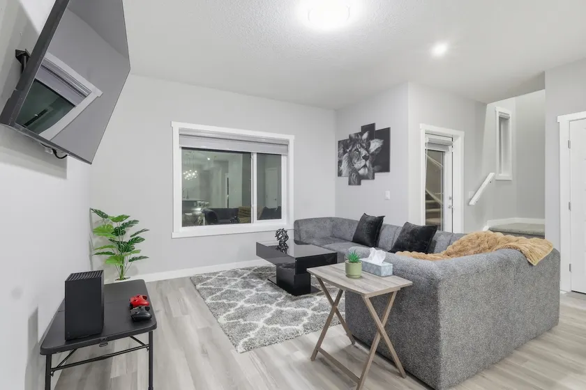 7 Min to Airport | AC | 4BR 3.5BA + Den - Image 1