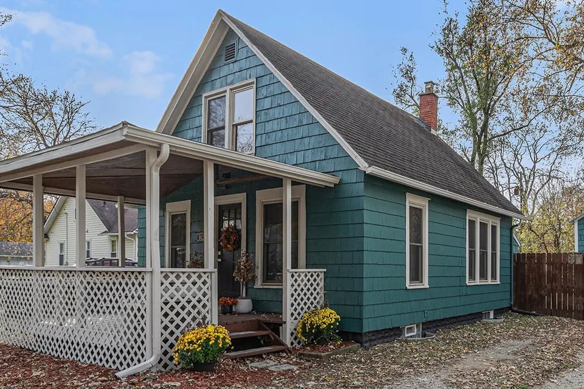 2BR Designer Stay - Walk to mall and dining! - Image 1