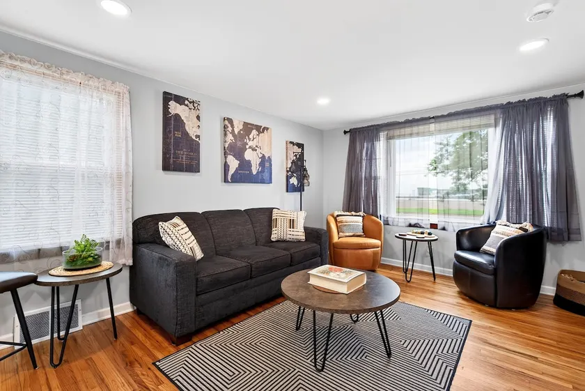 Buffalo Airport Retreat: Spacious-Relaxing-Parking - Image 1