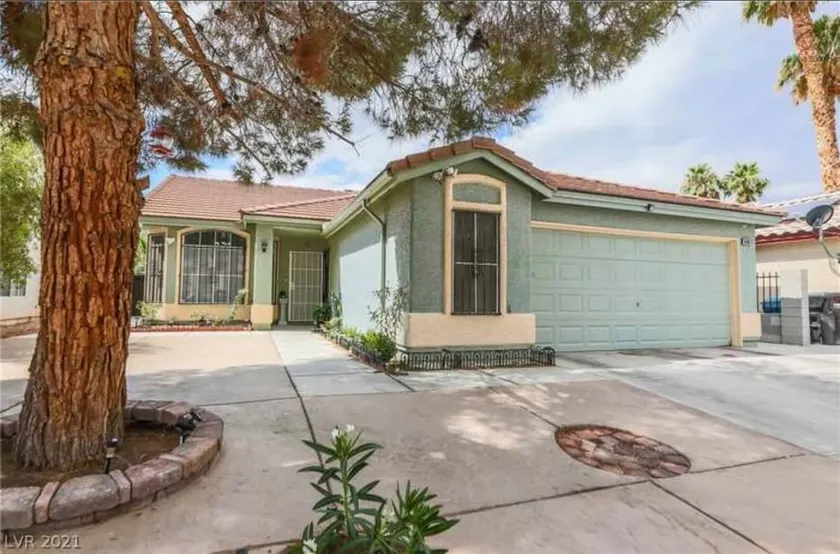 Stunning 3 bedroom 2 bath house with pool - Image 1