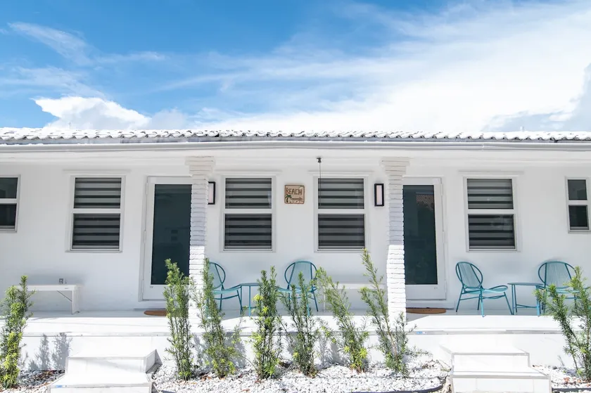 Cozy Coastal Studio Short Walk to the Beach - Image 1