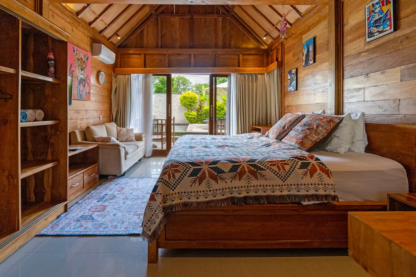 Wooden bungalow with kitchen and pool - Image 1