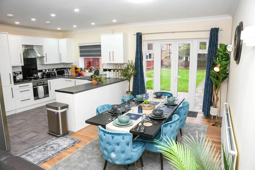 4 Bed Contractor House Free Parking Heathrow - Image 1