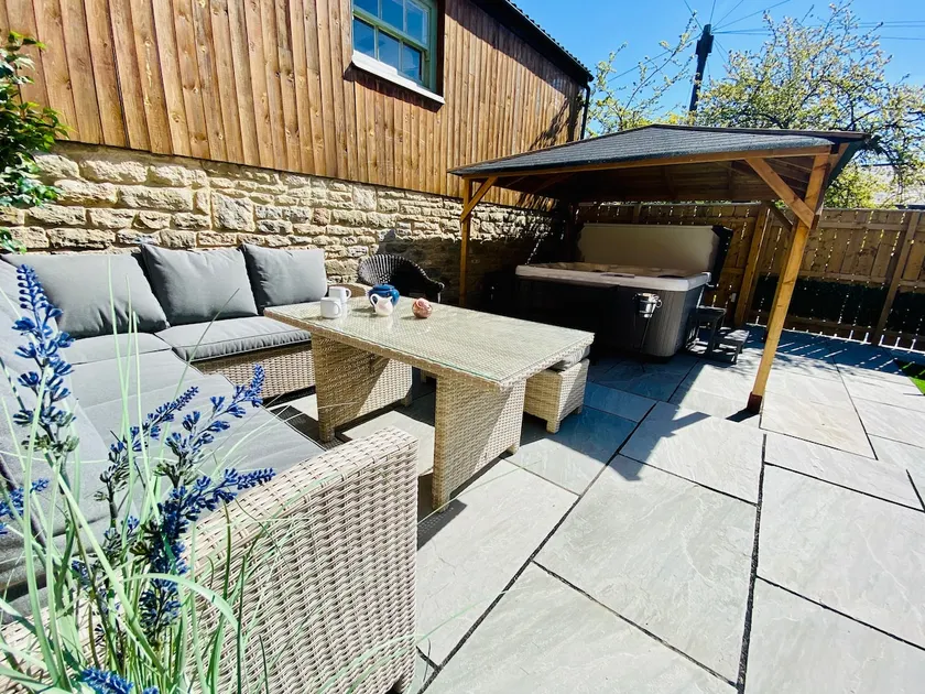 Lindy’s Country Cottage and hot tub - Image 1
