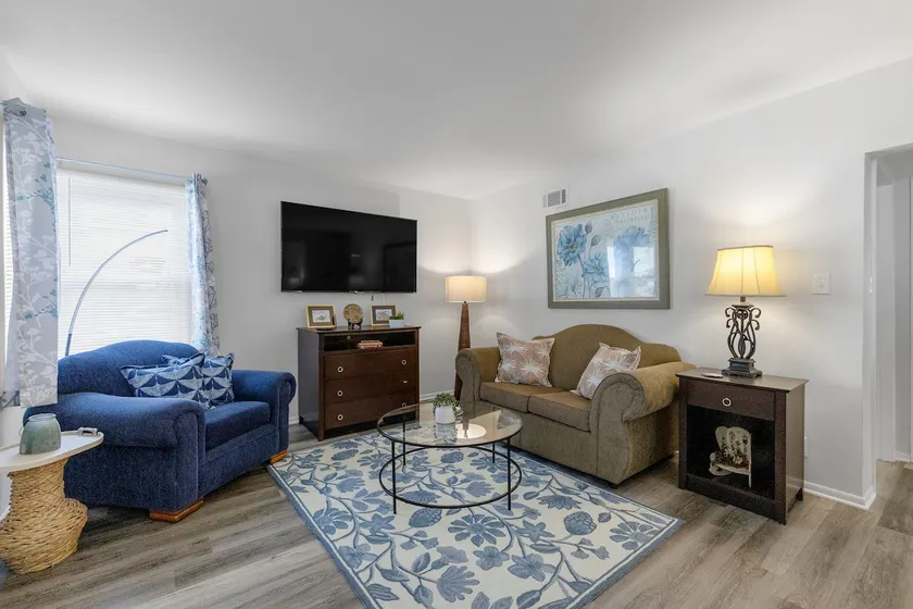 Modern Garden 1BR | Laundry + Pets OK | Quiet - Image 1