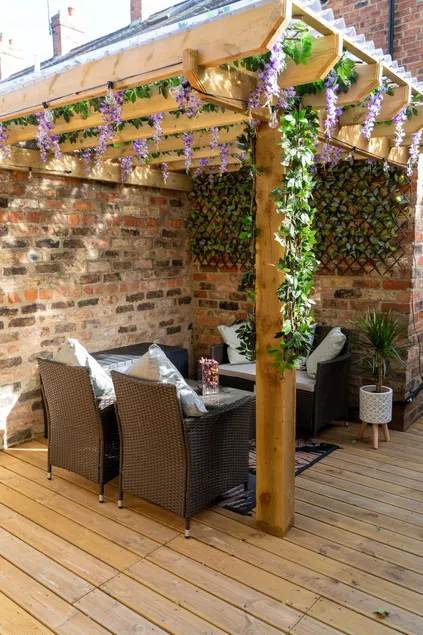 Garden Gazebo Home. Free Parking. 15 mins to city - Image 1
