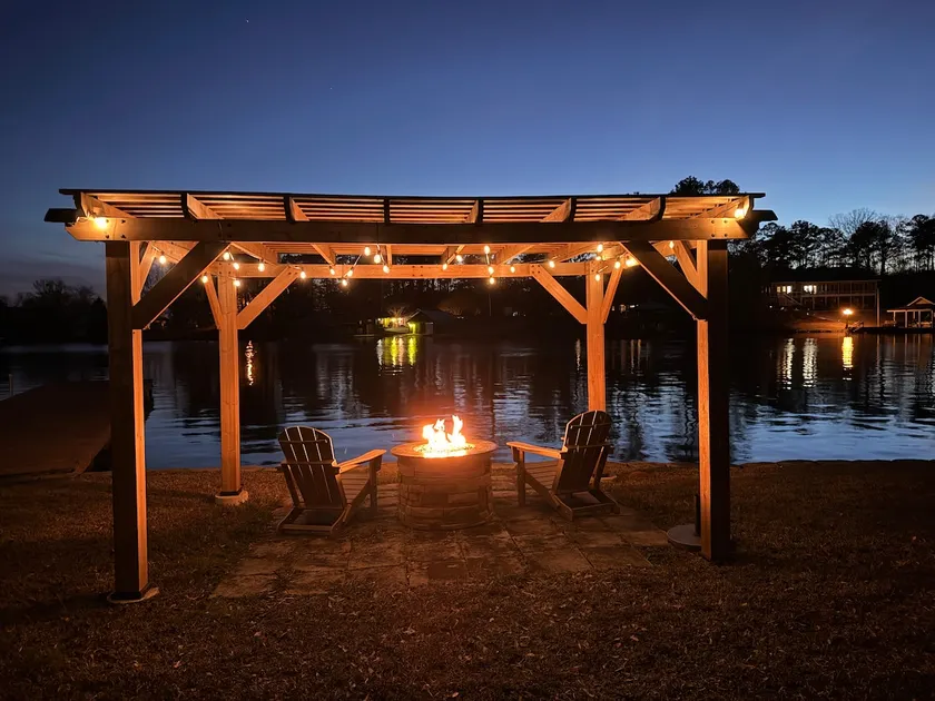 Lakefront, Pier, Kayaks, Fire Pit Fenced Yard - Image 1